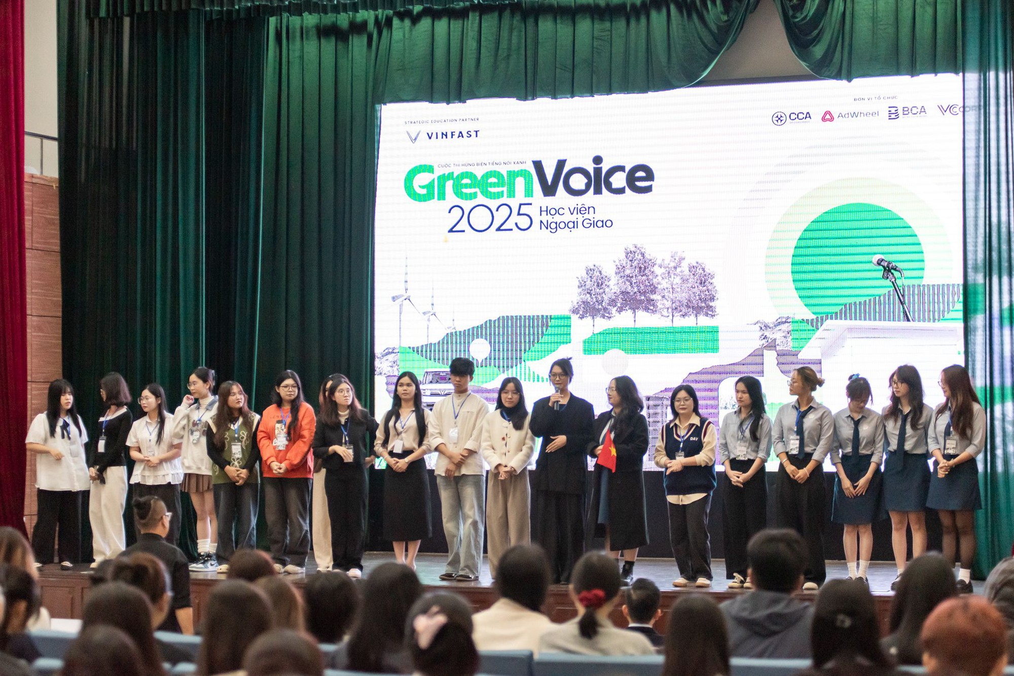 Cuộc thi hùng biện Green Voices thu hút sự quan tâm của nhiều sinh viên Học viện Ngoại giao. Sinh viên tham dự cuộc thi Green Voices tại Học viện Ngoại giao