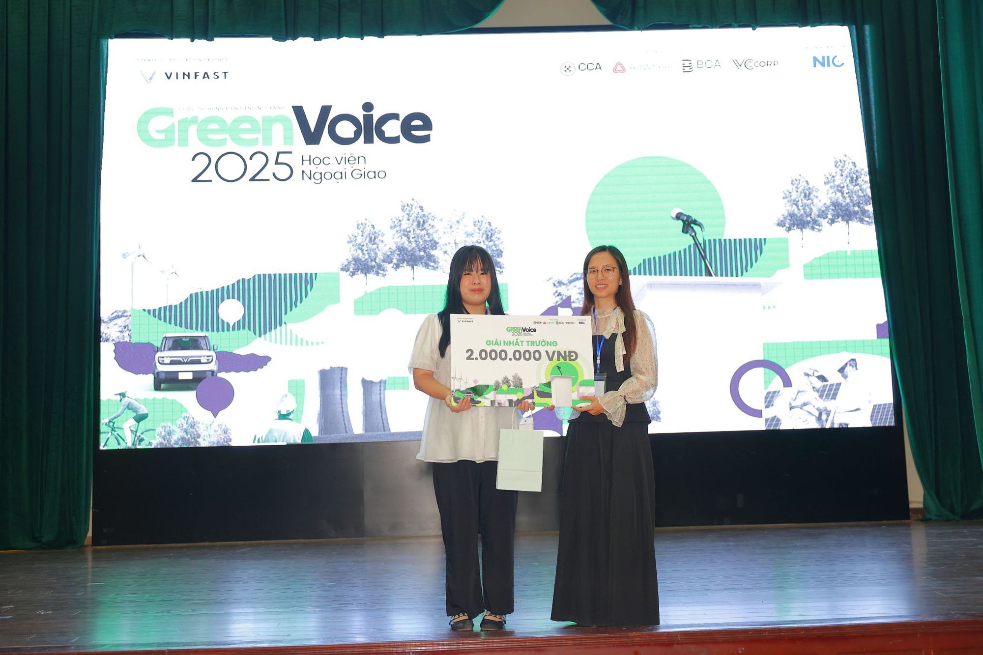 Sinh viên Vạn Thiên Trang xuất sắc giành giải nhất. Sinh viên Vạn Thiên Trang giành giải nhất cuộc thi Green Voices