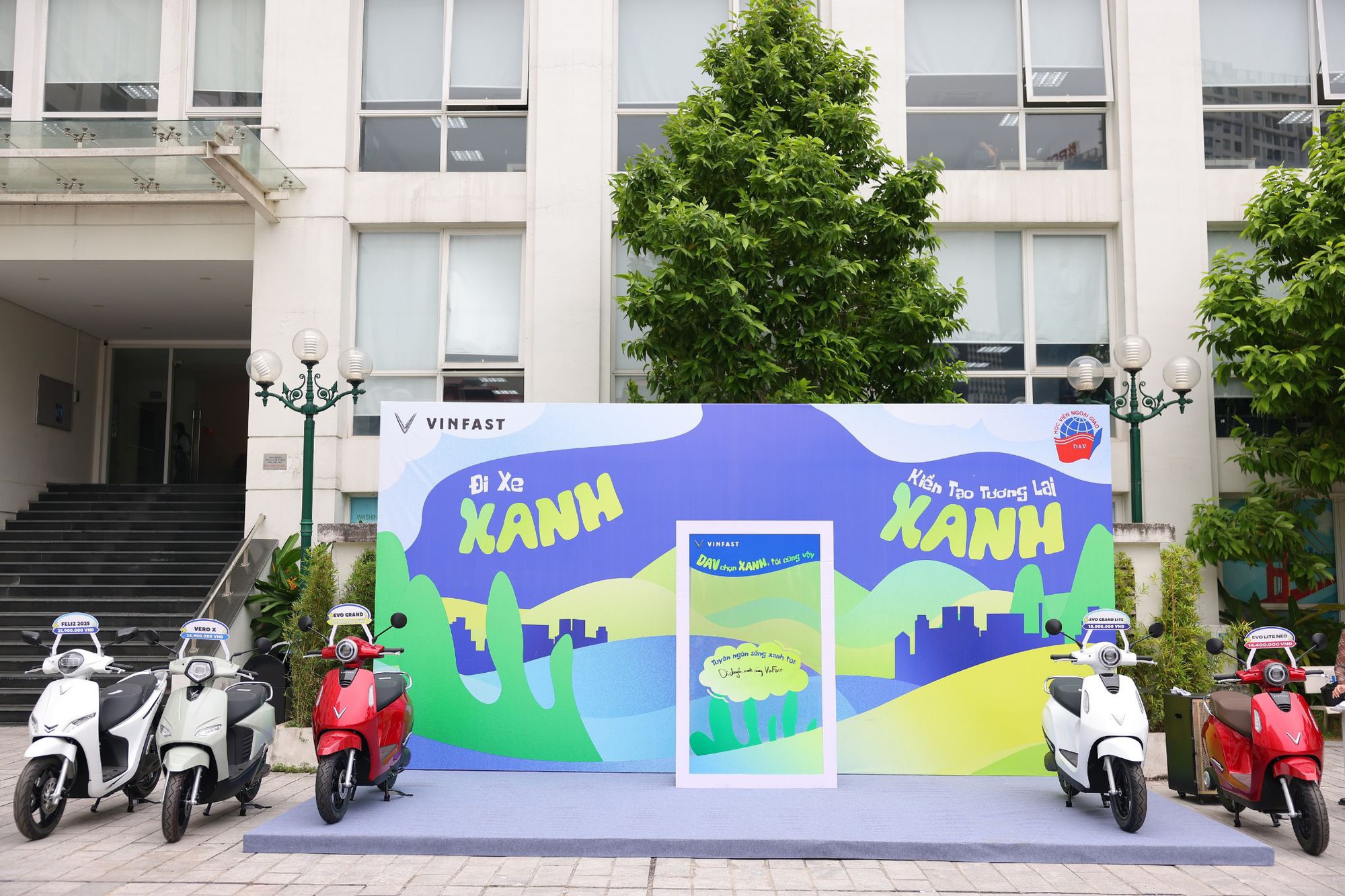 Khu vực trưng bày xe điện. Khu vực trưng bày xe điện tại Học viện Ngoại giao